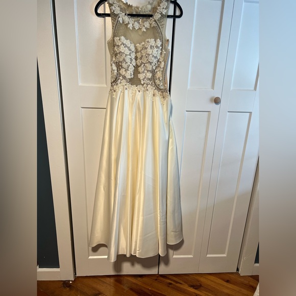 Azzure Couture Dresses & Skirts - Stunning cream/satin dress